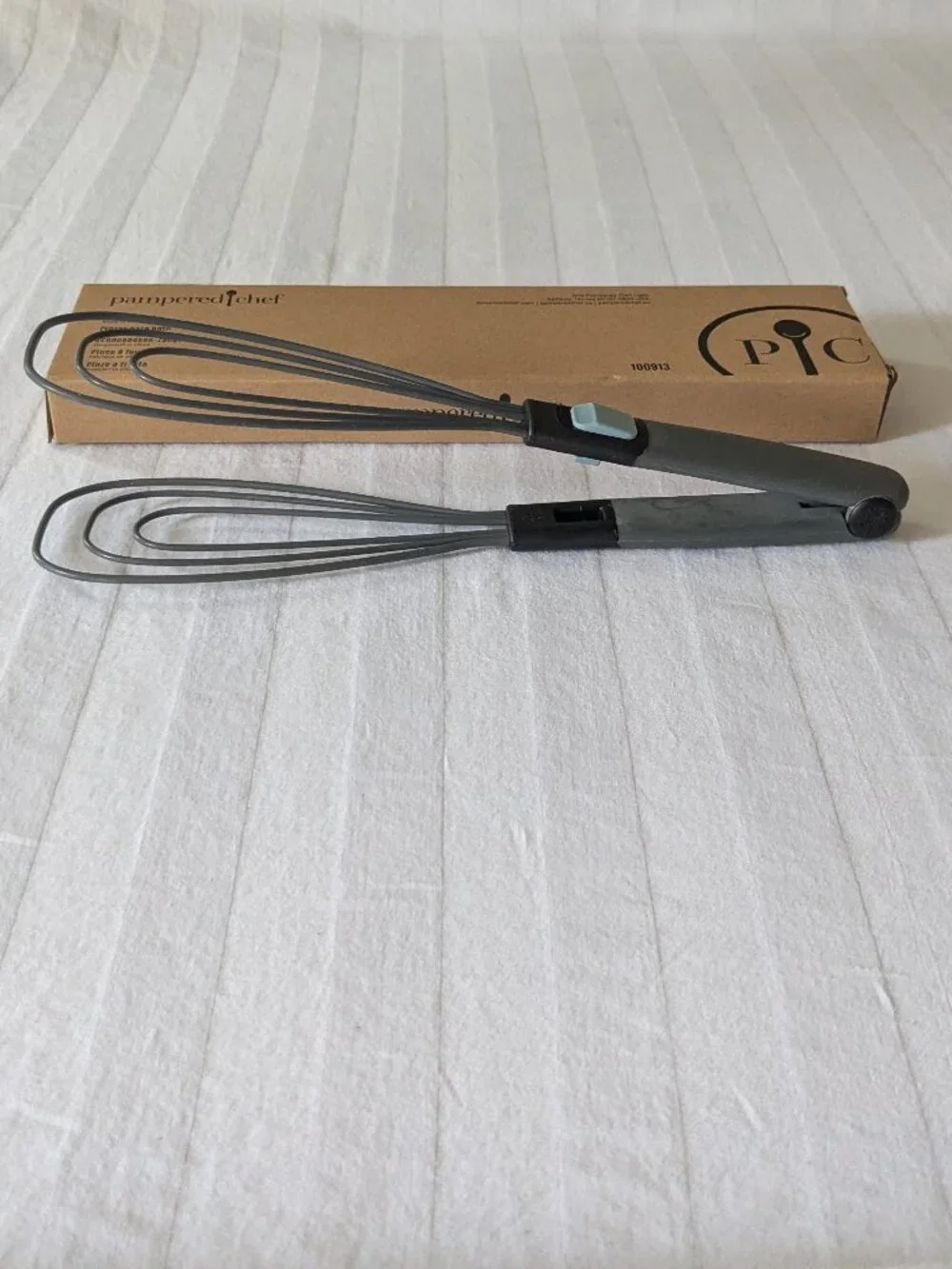 NEW Pampered Chef Multipurpose Flat Whisk Tongs